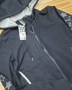 CAMPERA FRISADA CON BORDADOS EN MANGA Y APLIQUES EN STRASS NEGRA - comprar online