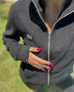 CAMPERA MICROPOLAR SIN CAPUCHA LOGO BORDADO NEGRA en internet