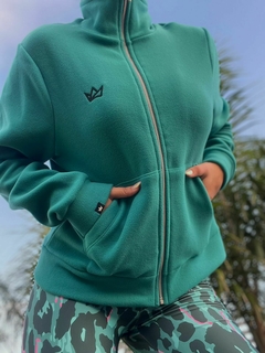 CAMPERA MICROPOLAR SIN CAPUCHA LOGO BORDADO PETROLEO en internet