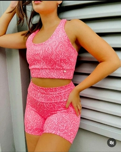 SHORT TELA TEXTURADA CON RECORTE CANESÚ ROSA Y BLANCO - tienda online
