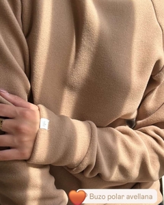 BUZO MICROPOLAR CON CUELLO ALTO Y BOLSILLOS LATERALES AVELLANA en internet