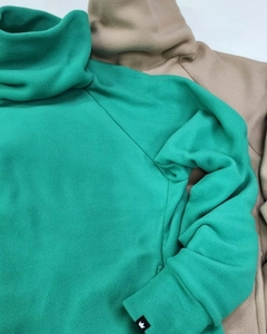 BUZO MICROPOLAR CON CUELLO ALTO Y BOLSILLOS LATERALES VERDE HOJA - comprar online