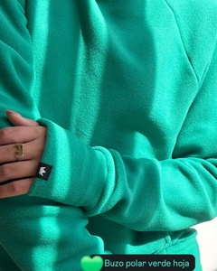 BUZO MICROPOLAR CON CUELLO ALTO Y BOLSILLOS LATERALES VERDE HOJA en internet