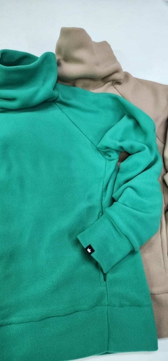 BUZO MICROPOLAR CON CUELLO ALTO Y BOLSILLOS LATERALES VERDE HOJA - Sfera Indumentaria
