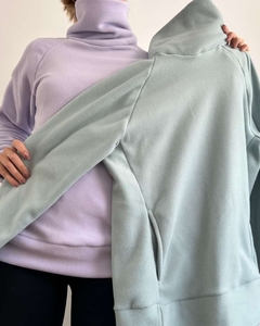 BUZO MICROPOLAR CON CUELLO ALTO Y BOLSILLOS LATERALES LILA LAVANDER en internet