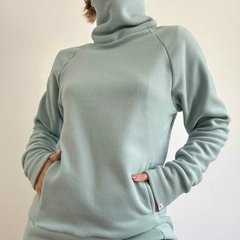 BUZO MICROPOLAR CON CUELLO ALTO BOLSILLOS LATERALES ACERO