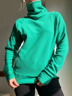 BUZO MICROPOLAR CON CUELLO ALTO Y BOLSILLOS LATERALES VERDE HOJA
