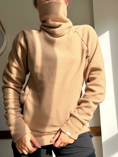 BUZO MICROPOLAR CON CUELLO ALTO Y BOLSILLOS LATERALES AVELLANA