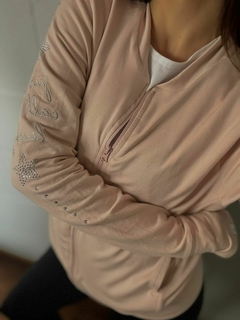CAMPERA DE RÚSTICO VISCOSA CUELLO MAO CON DETALLES BORDADOS Y APLIQUES STRASS NUDE ROSE