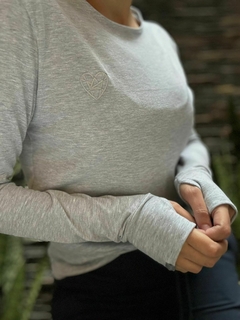 3280. REMERA MANGA LARGA CON LOGO BORDADO GRIS MELANGE