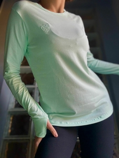3280. REMERA MANGA LARGA CON LOGO BORDADO VERDE AQUA