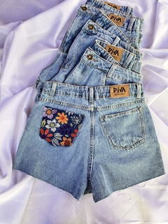Short Jeans Bordado Flores - comprar online