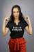 T-SHIRT GOLA V PREMIUM - FORTE E CORAJOSA na internet