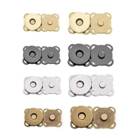 Mix de botões de ímã para costura em diferentes cores metálicas, com tamanhos de 14mm, usados para fechamento de bolsas e crochê