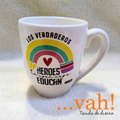 Taza "Los verdaderos héroes no usan capas, educan"