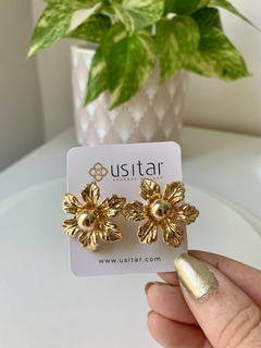 BRINCO FLOR BOLA FOLHEADO EM OURO 18K- BR3260D - Usitar Adornos de Luxo