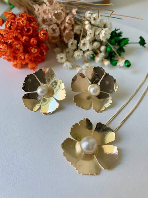 CONJUNTO DE BRINCO E COLAR FLOR PEROLA FOLHEADO EM OURO 18K - CONJ1010D - comprar online