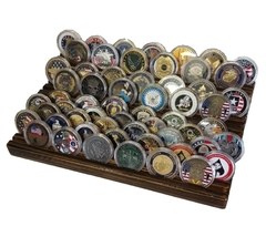 EXPO63-AR3 Suporte Expositor Madeira tipo arquibancada para Coleções de Challenge Coins, Moedas e Medalhas