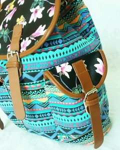 MOCHILA BACKPACK COM ESTAMPADO COM FORMAS GEOMÉTRICAS E FLORES na internet