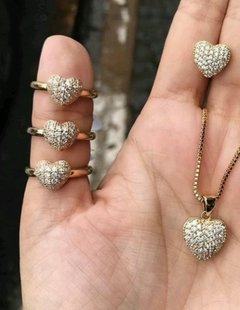 Anel dourado de coração com zirconias