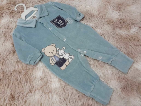 Macacão em plush bordado vira pé