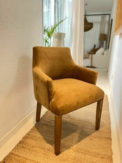 Silla curva tapizada con apoya brazos