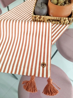 Imagem do Caminho de Mesa Listrado Terracota com Tassel