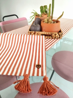 Caminho de Mesa Listrado Terracota com Tassel