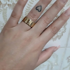 Par de Alianças em Moeda Antiga, Quadrada com 2 frisos Retos + 1 Pedrinha de zircônia na aliança feminina, 8 mm, forrada com aço inoxidável.