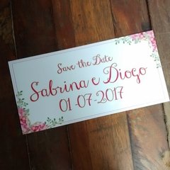 Plaquinha Save the Date com nome dos Noivos fundo branca