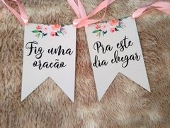 Plaquinhas para Cadeiras dos Noivos Fiz uma oração... tipo bandeirinha na internet