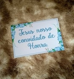 Plaquinha Jesus nosso convidado de honra com flores azuis