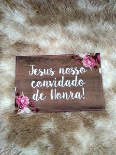 plaquinha jesus nosso convidado de honra com flores rosas