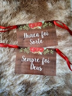 Plaquinhas para Cadeiras dos Noivos com flores vermelhas