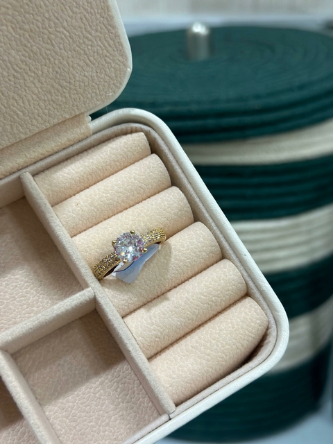 Anel SemiJoia Dourado Cravejada Zircônia Cristal Solitário Redondo - 4772