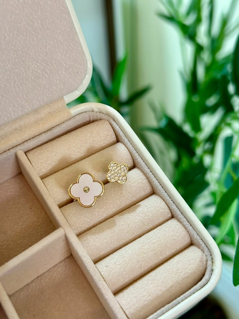 Anel Dourado Van Cleef Virgínia Trevos Branco e Cravejado Zircônia Cristal - 4631