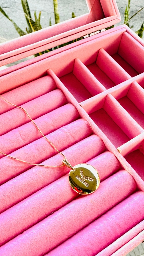 Colar Dourado SemiJoia Moeda Zircônia Letra K