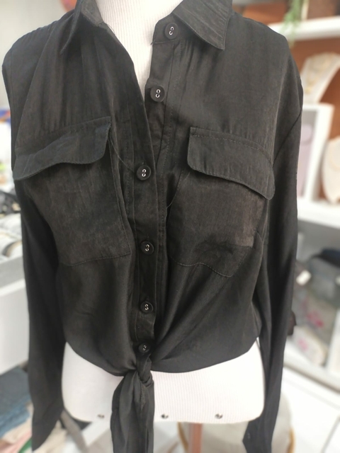 Camisete Lisa Botão Encapado Amarrar - Preta