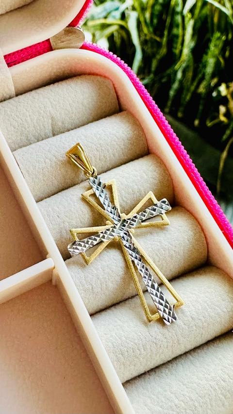 Pingente SemiJoia Dourado e Preta Crucifixo