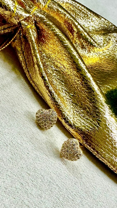 Brinco SemiJoia Dourado Coração Cravejado Zircônia Cristal