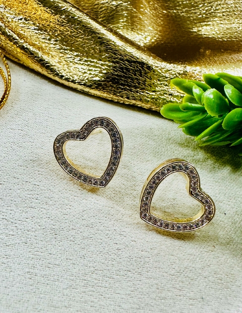 Brinco SemiJoia Dourado Coração Vazado Cravejado Zircônia Cristal