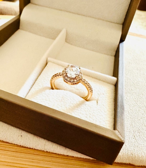 Anel Dourado Cravejado Cristal Ponto de Luz