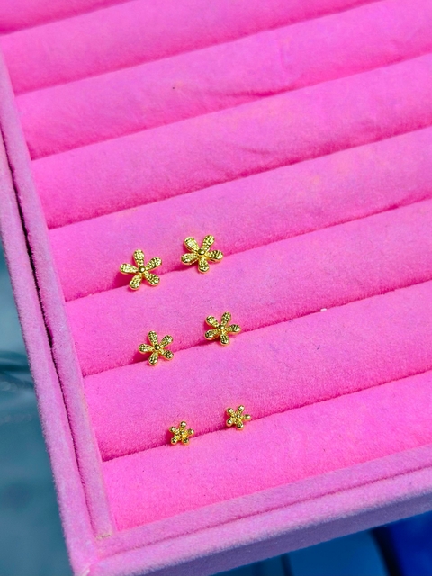 Brinco Dourado Folheado Florzinha M