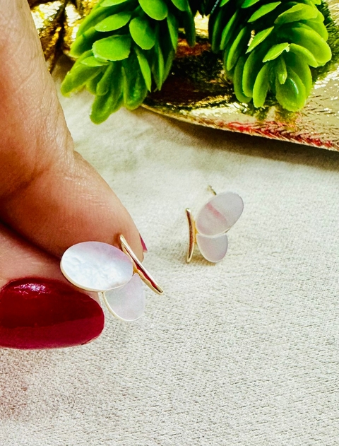 Brinco SemiJoia Dourado Borboletinha Madrepérola