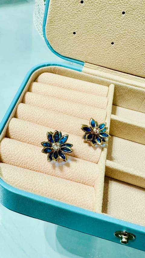 Brinco Dourado Folheado Flor Pétala Cristal Azul