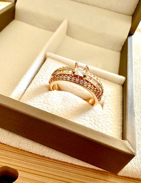 Anel Dourado Cravejado Cristal Lateral Ponto de Luz Quadrado