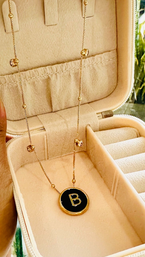 Colar Dourado SemiJoia Bolinha e Ponto de Luz Moeda Letra B