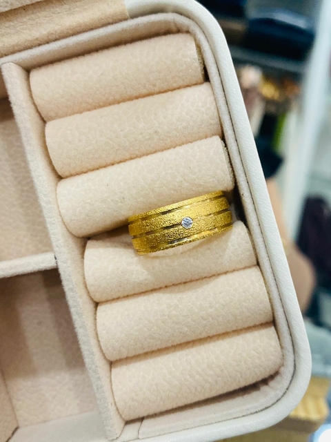 Anél Aliança SemiJoia Dourado Ponto de Luz