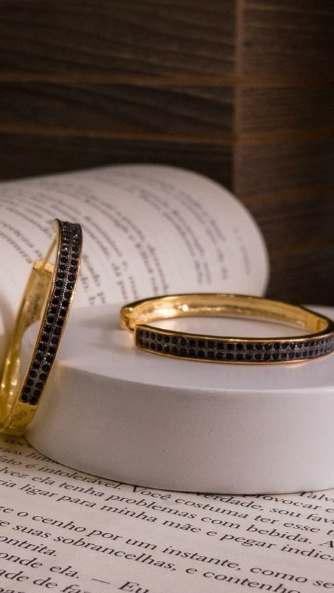 Brinco Dourado SemiJoia Argola Cravejada Cristal Preto