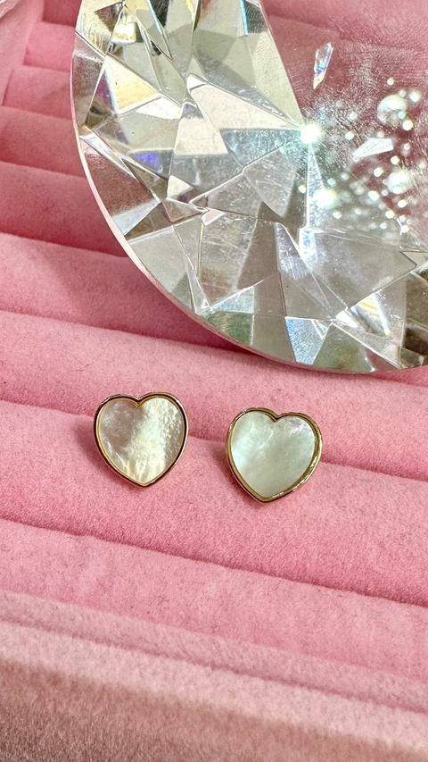 Brinco Semi Jóia Dourado Madrepérola Coração - comprar online